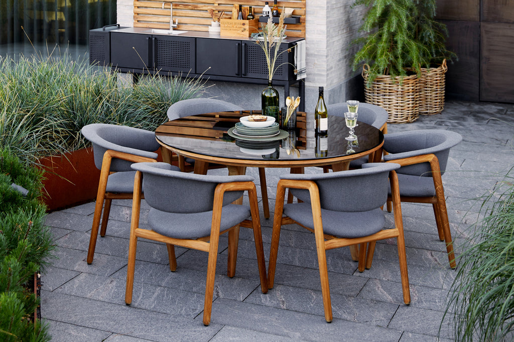 Combine exclusivity and nature in your outdoor space with the Luna dining chairs