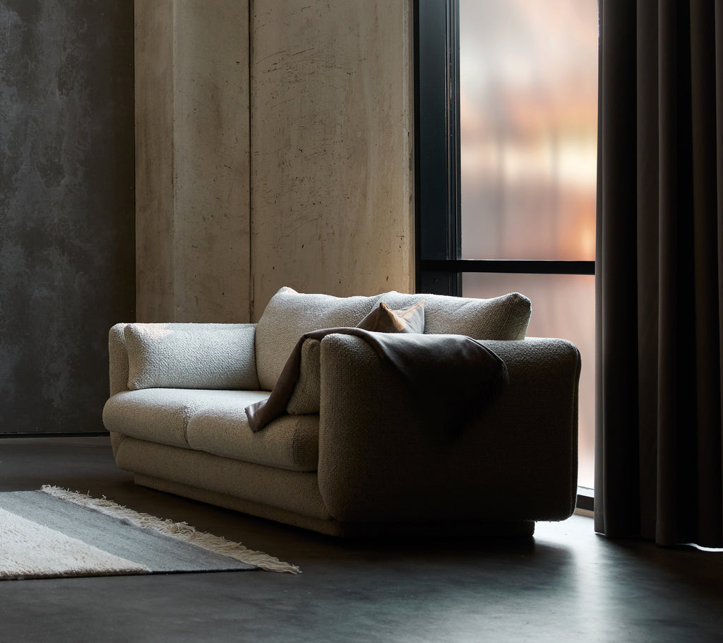 Bloom 2-seater sofa w/plinth