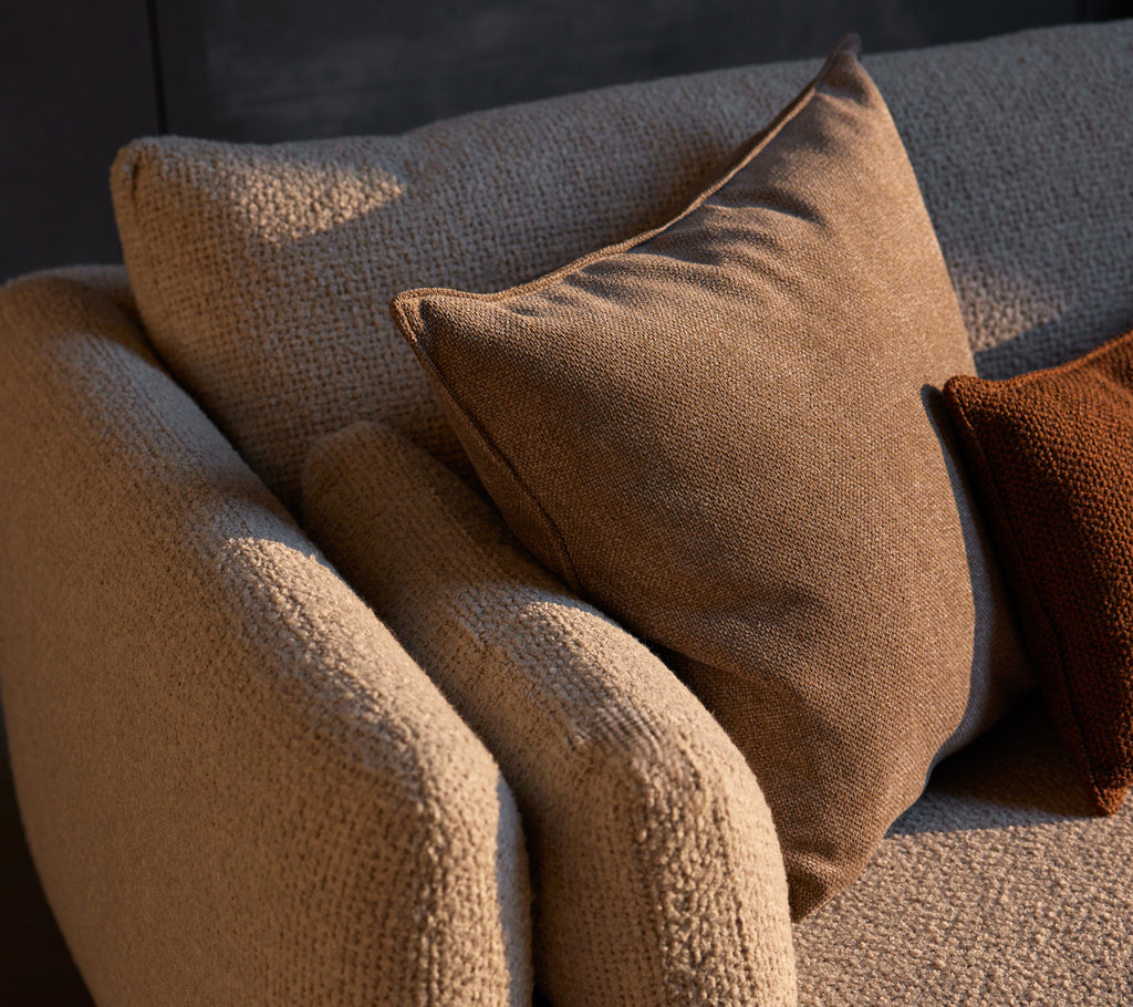 Bloom 2-seater sofa w/plinth