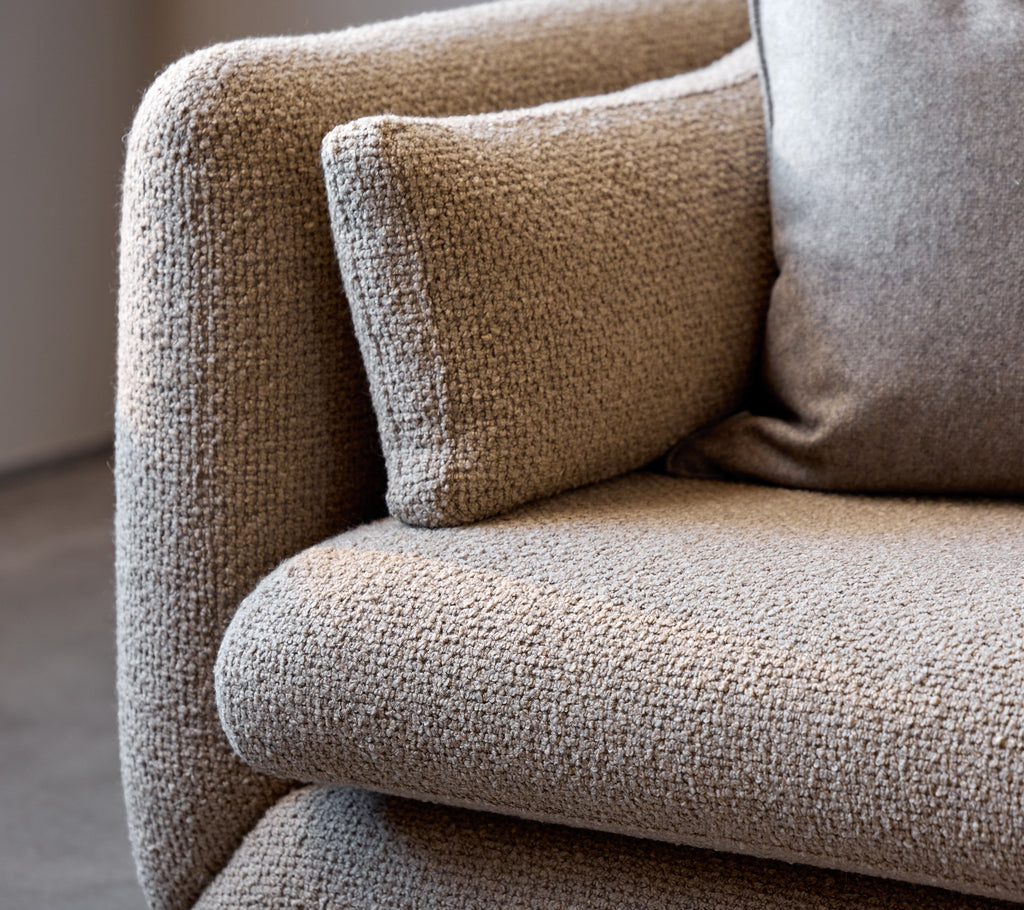 Bloom 2-seater sofa w/plinth
